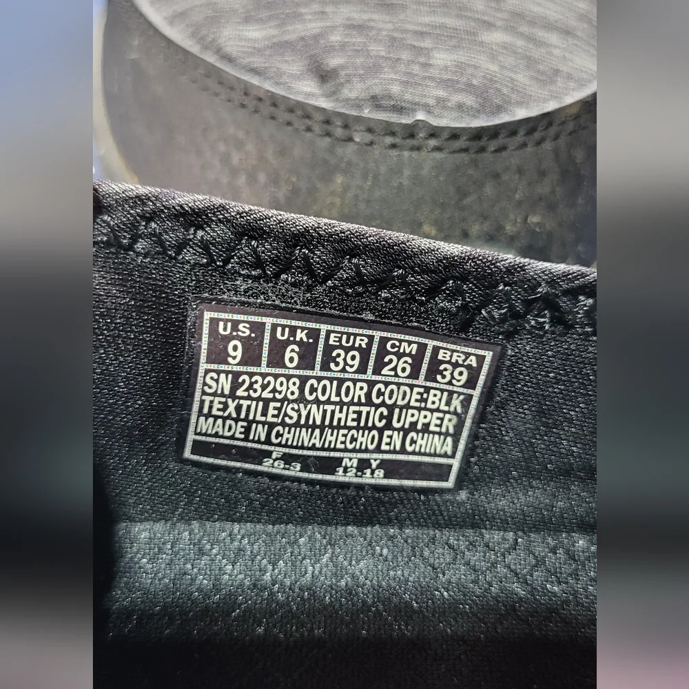 Skecher's slide on memory foam, classic fit comfort shoe - Picture 6 of 7